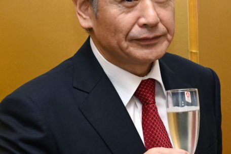 Botschafter Matsubara hebt sein Glas auf Kaiser Nauruhito