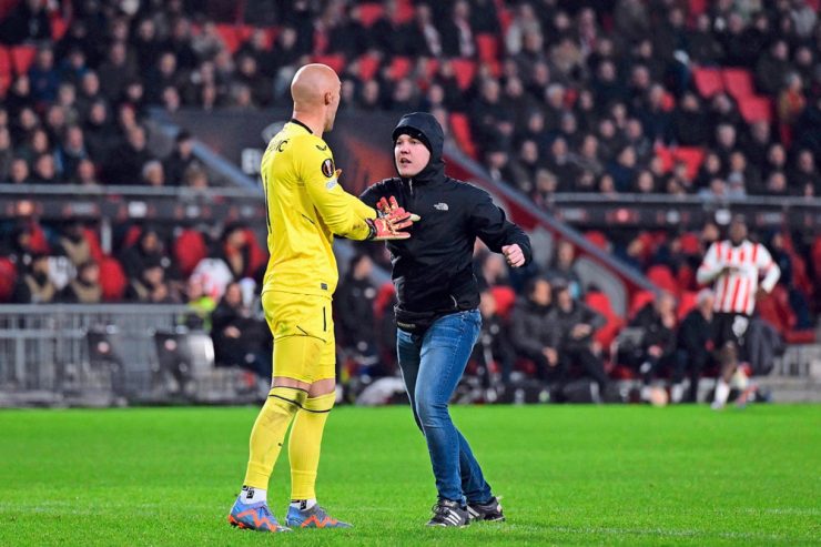 Europa League / Schlag ins Gesicht: Fan-Attacke auf Sevilla-Torwart sorgt für Entsetzen