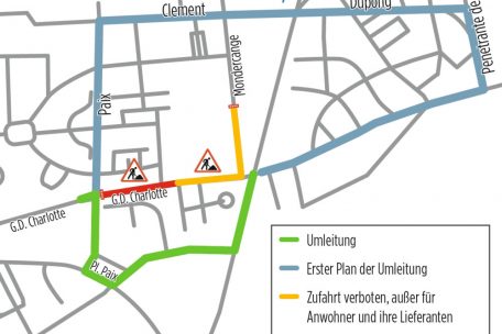 Die Sperrung des Boulevard G.-D. Charlotte: Die Umleitung geht &uuml;ber die J.P.-Michels-Stra&szlig;e und rue de la Paix (gr&uuml;n). Umleitungsschilder standen am Freitagabend allerdings auch noch in Richtung Lallingen (blau).