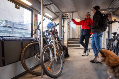 Bitte einsteigen! / Multimodalität im Selbsttest: Wie gut funktioniert der Arbeitsweg mit Rad und Zug?