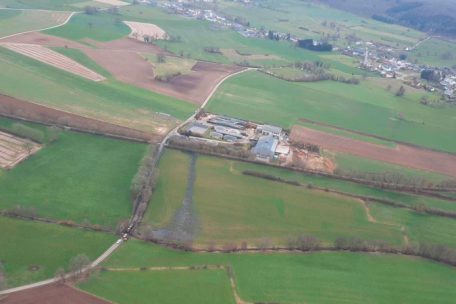 Deutlich zu sehen: Eine dunkle Spur führt von der Biogasanlage Beckerich Richtung Gewässer