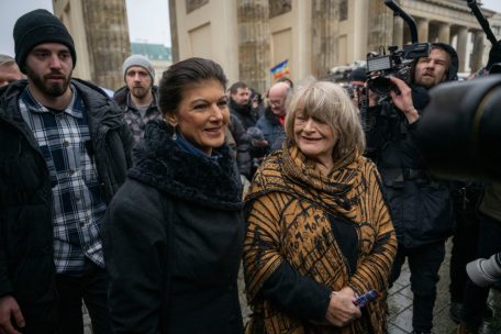 Berlin / Tausende folgen Demo-Aufruf von Wagenknecht und Schwarzer in Berlin