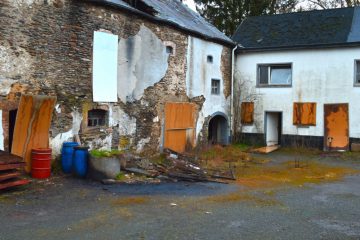 Insenborn / Ruine neben Ferienzentrum: Esch/Alzette lässt in Esch/Sauer ein Gebäude verkommen
