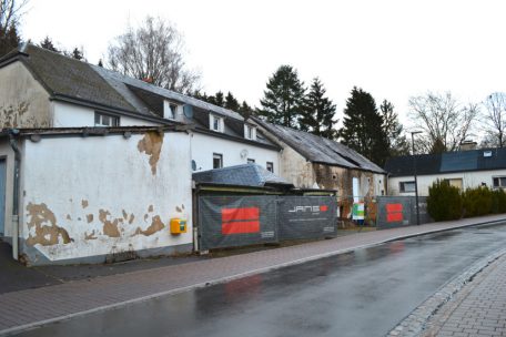 Aus Sicherheitsgründen wurden die in sich zusammenfallenden Gebäude im vergangenen Jahr mit einem Gitter eingezäunt