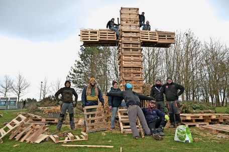 In vielen Ortschaften &uuml;bernehmen die Pfadfinder oder Mitglieder der Feuerwehr den Aufbau der Burg