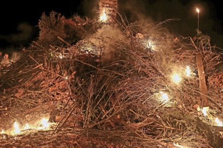 Das Anz&uuml;nden der Burg ist eine Kunst an sich, die man in Eischen zu beherrschen scheint