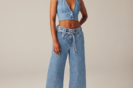 Soll der Double-Denim-Look weniger sportlich wirken, kann man ihn mit Pumps kombinieren, wie in diesem Beispiel von Levi’s (Top ca. 65 Euro, Jeans ca. 140 Euro)