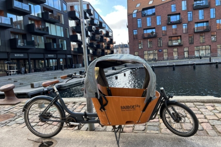 Fahrräder gibt es in Kopenhagen wie Sand am Meer. Die meisten Eltern besitzen sogar mehrere davon: die Familienkutsche für gemeinsame Fahrten und einen klassischen „Einsitzer“ für die schnelleren Touren. 