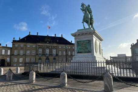 Das Schloss Amalienborg in Kopenhagen besteht aus vier identischen Gebäuden. Zwei sind direkt miteinander verbunden. Vor dem Palast patrouilliert die königliche Leibgarde. Übrigens ist das Personal vor dem Schloss 24 Stunden im Einsatz. Täglich um 11.30 Uhr wird die Garde gewechselt.