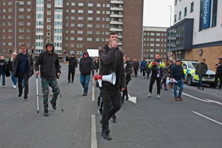 Ein Bild der Demonstranten gegen Migration in Dover