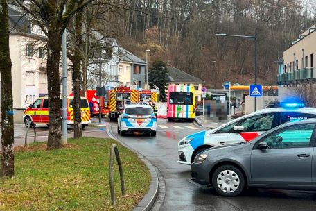 Dieses von der Polizei zur Verf&uuml;gung gestellte Foto zeigt die Unfallstelle. Der Bus steht noch an der Haltebucht