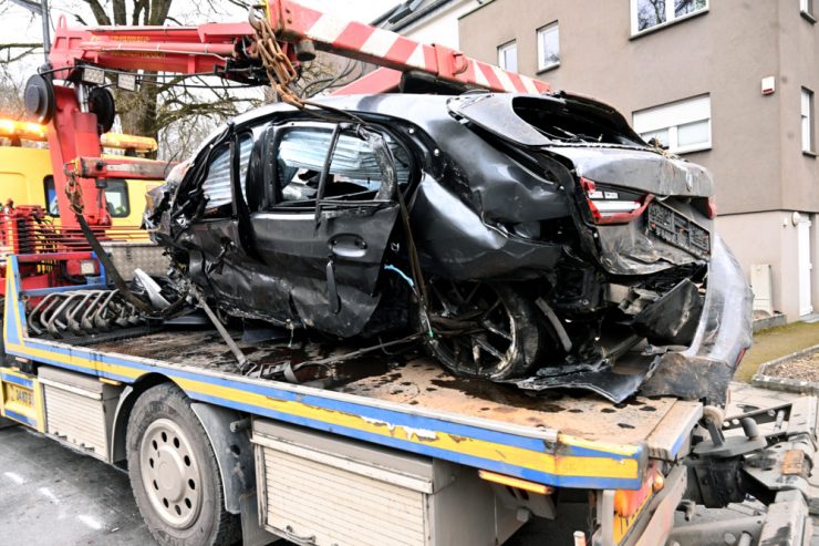 Neudorf-Weimershof / Folgenschwerer Zusammenstoß: Zwei Autoinsassen und eine Fußgängerin sterben