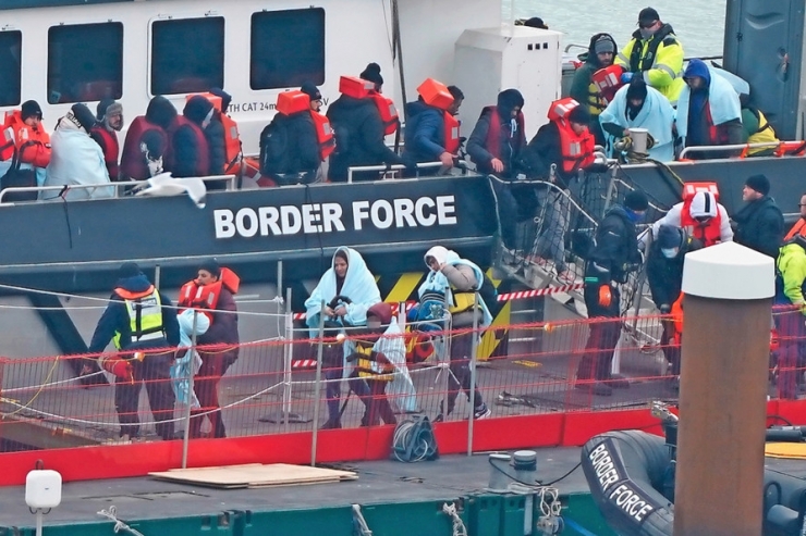 Großbritannien / Asylrecht verschärft: „Illegal Immigration Bill“ soll Bootsflüchtlinge abschrecken