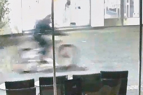 Trier / Unheimlicher Angreifer: Unbekannter verletzt Passanten vom Fahrrad aus