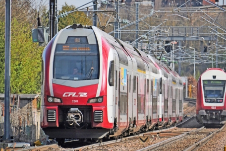 Bitte einsteigen! / Eine Tram = 350 Autos: Zu den wirklichen Ursachen der Staus