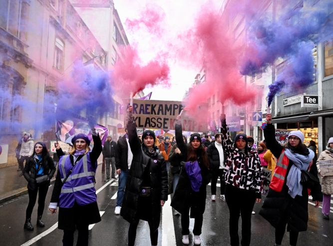 Luxemburg-Stadt / Dem strömenden Regen zum Trotz: Mehr als 800 Menschen protestieren bei „Marche féministe“
