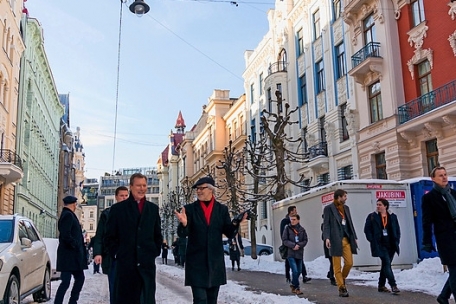 Großherzog Henri und Jānis Dripe, kulturpolitischer Berater der lettischen Nationalbibliothek, beim Rundgang durch Riga