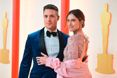 Die US-Schauspielerin Allison Williams und der deutsche Schauspieler Alexander Dreymon