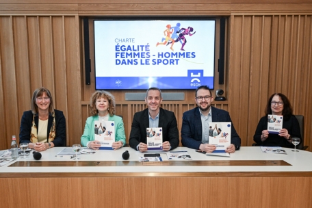 V.l.n.r.: Norma Zambon („Service des sports“), Joëlle Letsch (CNFL und ADT-Zenter), Bürgermeister Georges Mischo, Schöffe Christian Weis und Nicole Jemming („Service égalité des chances“).