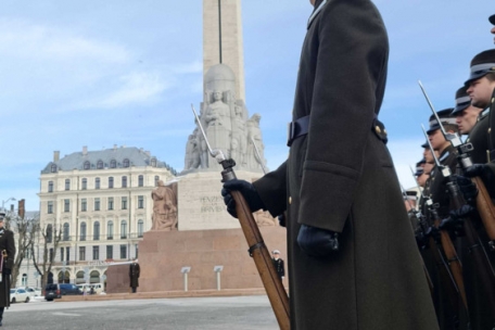 Am Freiheitsdenkmal wurde von beiden Staatschefs ein Kranz niedergelegt