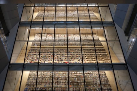 Bücherwand in der lettischen Nationalbibliothek