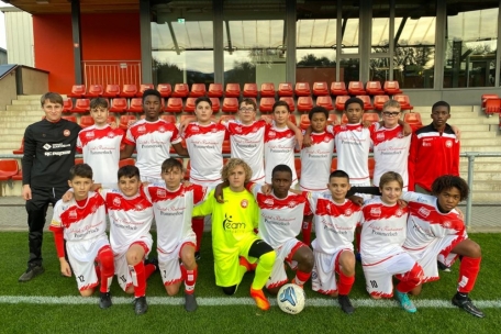 Noah Reinertz (hinterste Reihe, links) und die U15 des FC Wiltz