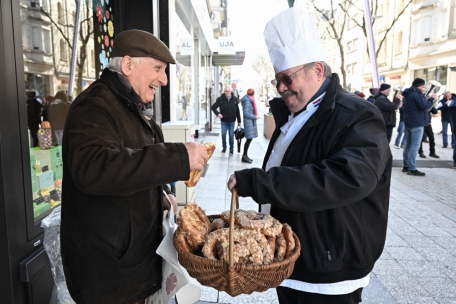 Luxemburg / Süßer Vorgeschmack: Vor dem „Bretzelsonndeg“ wurde kostenloses Gebäck verteilt