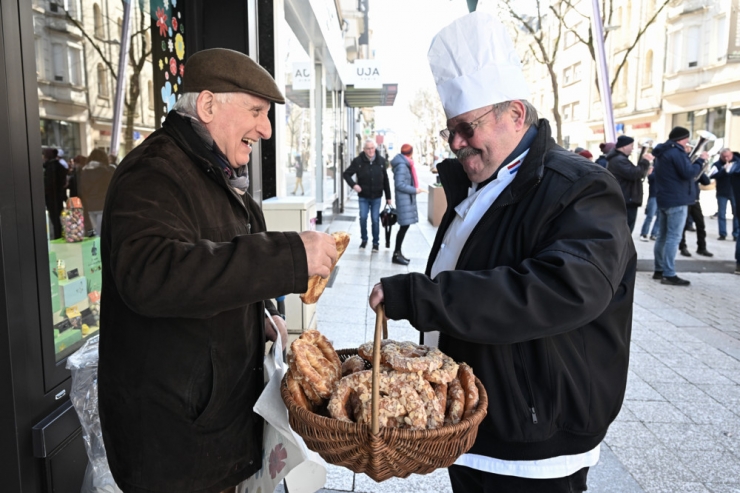 Luxemburg / Süßer Vorgeschmack: Vor dem „Bretzelsonndeg“ wurde kostenloses Gebäck verteilt