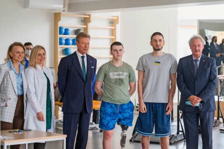 Ergotherapeutin Zoja Osipova, &Auml;rztin Jūlija Čere&scaron;ņeva, Gro&szlig;herzog Jean und Au&szlig;enminiser Asselborn mit zwei ukrainischen Kriegveteranen