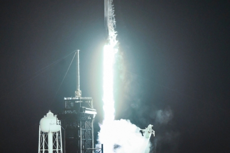 Eine SpaceX-Rakete vom Typ Falcon 9 startet mit einem &bdquo;Dragon&ldquo;-Frachter zur Internationalen Raumstation (ISS)