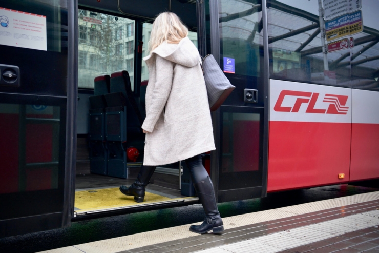 Bitte einsteigen! / Umständlich, unmöglich, fantastisch: So erleben Grenzgänger das Pendeln mit Bus und Bahn