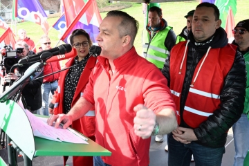 „Nicht mit uns“ / Mehr als 450 Menschen protestieren gegen Stellenstreichungen bei Dupont Teijin Films