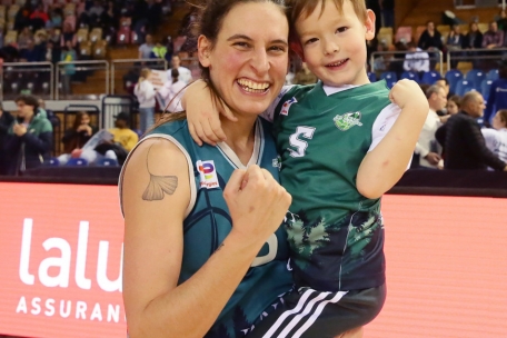 Lisy Hetting feiert ihren ersten Pokalsieg mit Sohn Leo