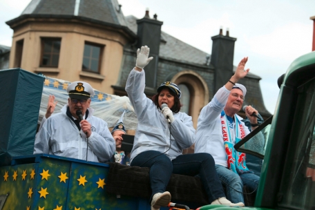 Kavalkade / „De Péitenger Wand, dee bléist, dee bléist, dee bléist!“
