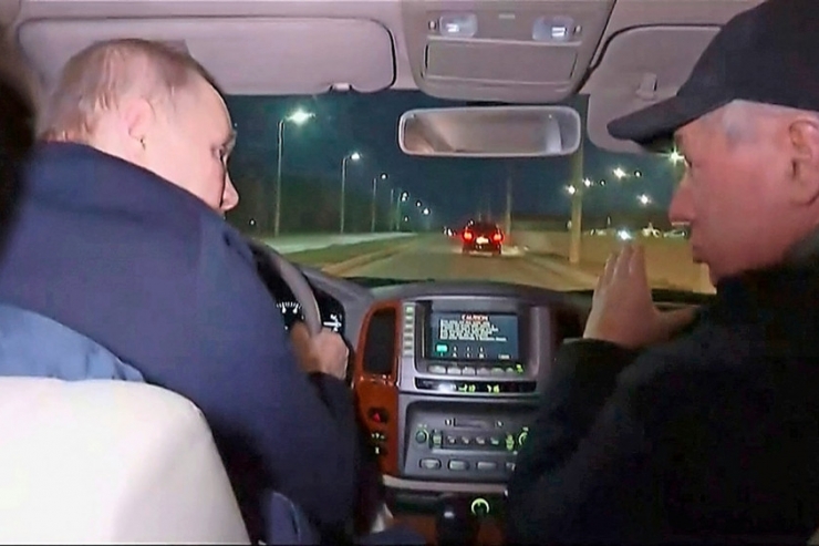 Ukraine / Wie ein Dieb in der Nacht: Mutmaßlicher Kriegsverbrecher Putin besucht zerstörte Stadt Mariupol