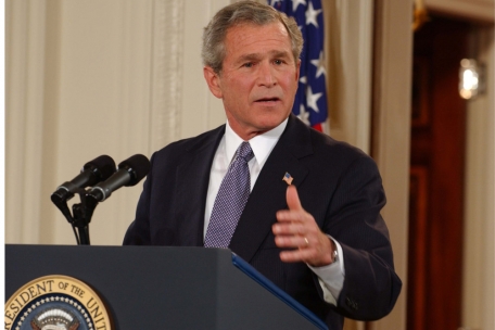 US-Pr&auml;sident George W. Bush nennt im April 2004 einen Vergleich zwischen Irak und Vietnam eine falsche Analogie, die &bdquo;unseren Truppen und dem Feind&ldquo; eine falsche Botschaft sende