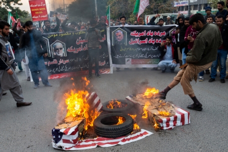 Januar 2020, Pakistan, Islamabad: Schiitische Muslime aus Pakistan verbrennen w&auml;hrend einer Demonstration gegen einen US-Luftangriff im Irak, bei dem der iranische General Soleimani get&ouml;tet wurde, Flaggen der Vereinigten Staaten