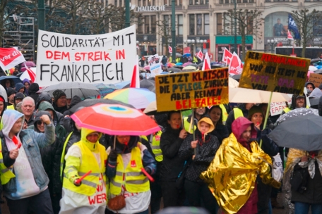 Deutschland / Warnstreik legt Bahn- und Luftverkehr am Montag lahm