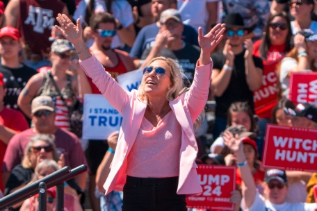 Die republikanische US-Abgeordnete Marjorie Taylor Greene aus Georgia winkt, als Trump sie erw&auml;hnt