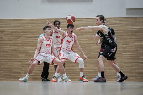 Geschlossene Teamarbeit: Die Sparta um Max Logelin (Nr. 6) und Colin Braun (Nr. 8) erkämpfte sich gegen Düdelingen ein drittes Spiel