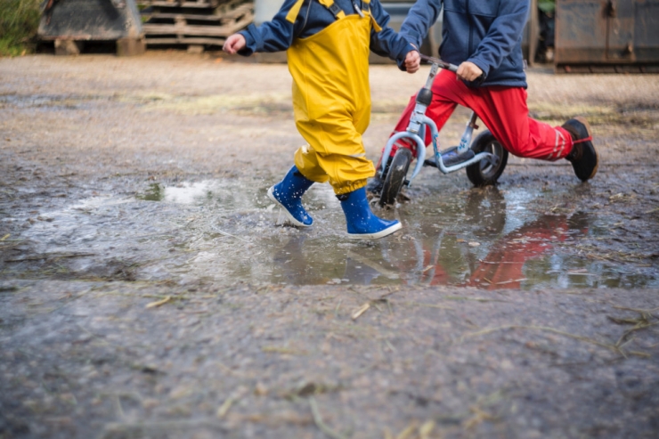 Kinderwissen / Platsch – und rein in die Pfütze!