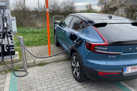 Ab 2035 sind in der EU neben Fahrzeugen mit E-Antrieb auch Autos zugelassen, die mit sogenannten E-Fuels fahren