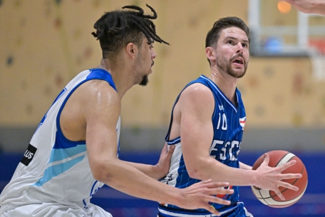 Dem Escher Pit Biever (in Blau) gelangen im letzten Viertel zwei wichtige Distanzw&uuml;rfe
