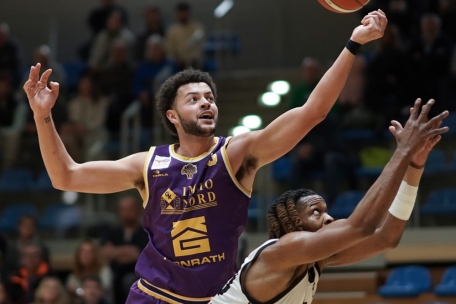 Amicale-Profi Alex Reese (in Lila) ist derzeit der beste defensive Rebounder der Liga