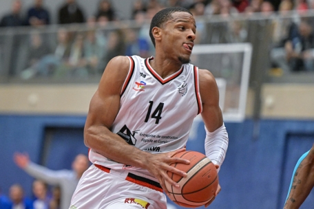 Der Felser Steven Julian kümmert sich unter den Körben um die „Drecksarbeit“