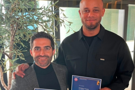 Dan Santos und Vincent Kompany mit ihrem neuem Diplom