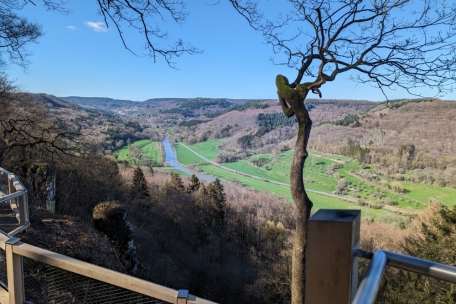 Von der Paulsplatte hat man einen uneingeschr&auml;nkten Blick &uuml;ber das Sauertal