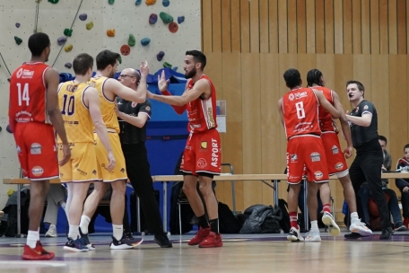 Einschneidende Szene:&nbsp;Jamison Overton musste nach einer T&auml;tlichkeit das Spielfeld verlassen