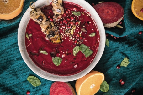 Mehr als ein Hingucker: Die Rote-Bete-Granatapfel-Suppe kann mit Hähnchen-Sesam-Spießen getoppt werden