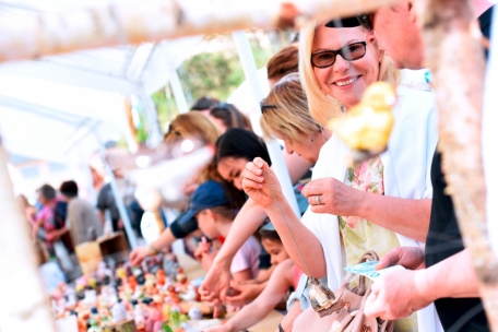 In Nospelt gibt es gute Stimmung und natürlich zahlreiche „Péckvillercher“